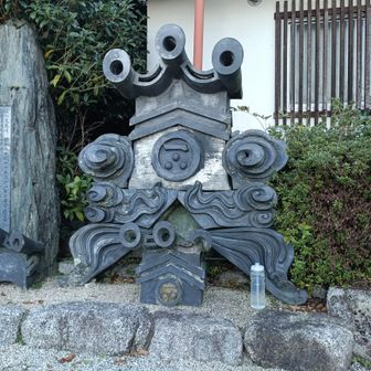 不動寺にあった鬼瓦
高さ160cm ぐらいあるんじゃないかな？
比較の為に650のボトルを置いてみました👍