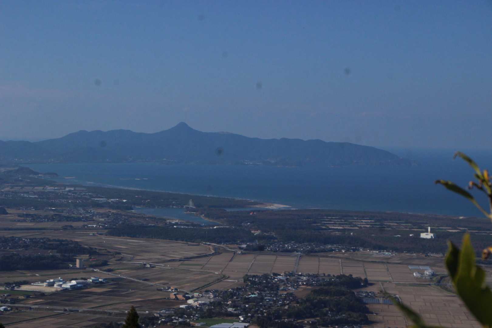 遠くに野間岳