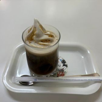 山頂売店でコーヒーフロートをいただきました
糖質補給