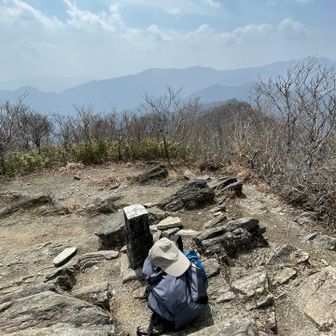 西赤石山到着
看板はもっと手前だったのに気がついたのは下山中