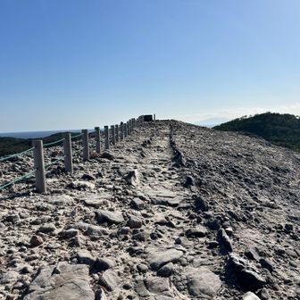 標高100m弱とは思えない殺伐とした風景。