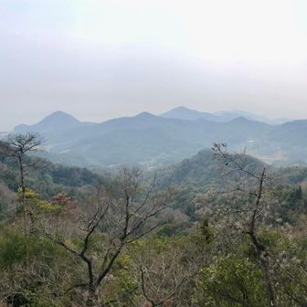 第五展望所から。この後歩く三郎島から、青佐山・御嶽山(備南Alps笠岡周回)が一望できる。