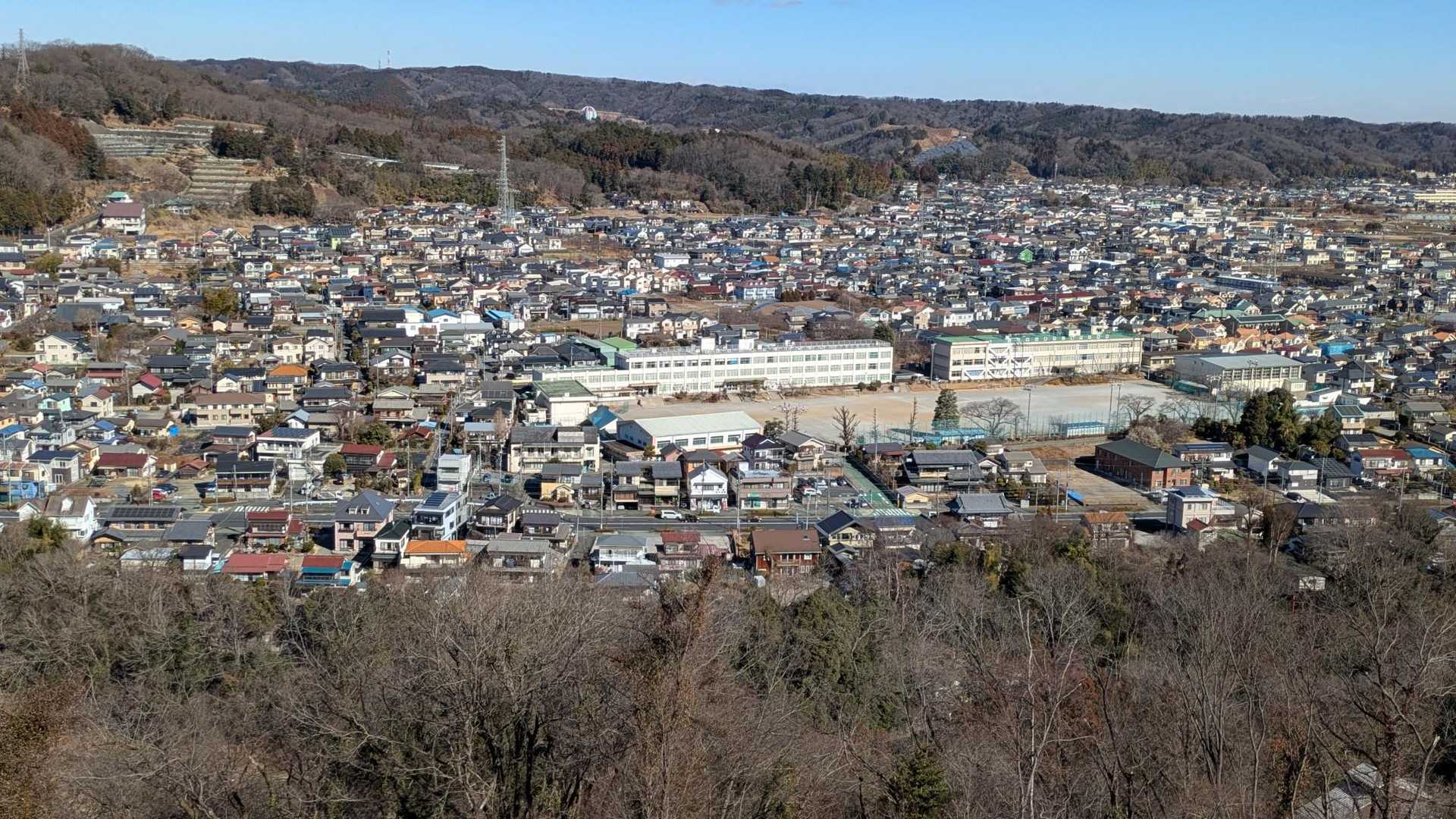 こんな近くで見えます。
前は秋川街道。
あきる野市の増戸小中ですね。