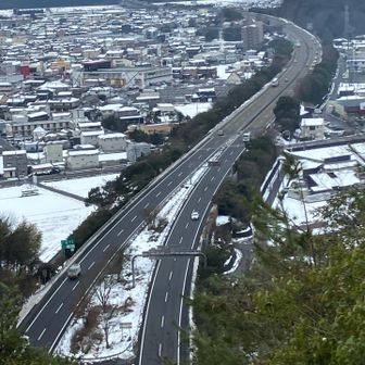 まるまる山山頂から
東海北陸自動車道　(奥/各務原IC方面)