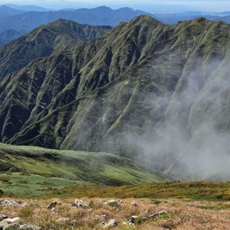 独特な山肌の相模山、陰影の深さが朝日ならでは。
