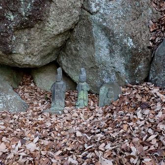 道祖神が落葉に半分埋もれてます…

山行の無事祈願🙏
