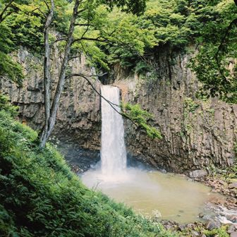 やっと見えた〜!   苗名の滝ド～ン!!