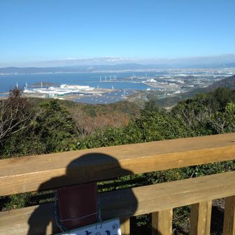 展望台から三河湾、渥美半島の山に登るとは思わなかった
自転車に乗ってなかったら来なかっただろう
明日は自転車で渥美半島一周
山はどこにでもあるから、自転車で行きたい所を決めて、近くの山を登る事にした