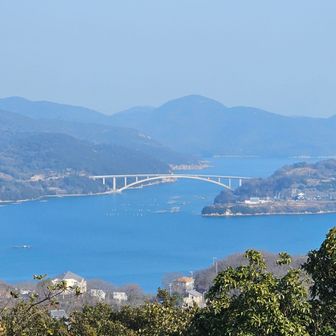 ここからの眺望
頭島大橋😃

黄砂が飛んでいるので、少し霞んで見えます。