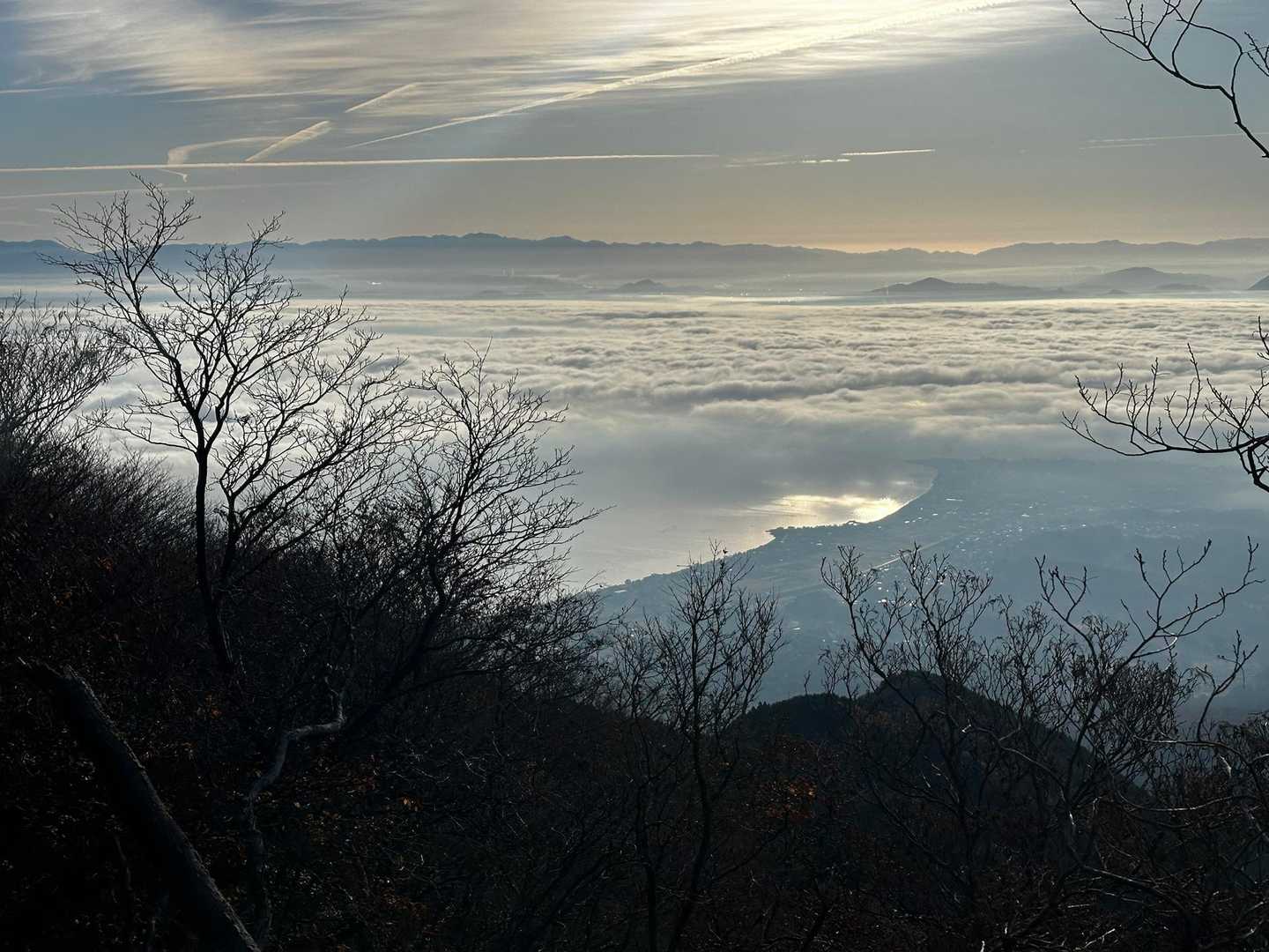 琵琶湖の雲海が切れていきます
