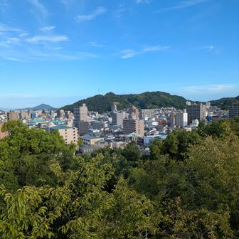 展望台から御幸寺山を望む

御幸寺山（左のピーク）は4月に歩きましたが、右に続く山は歩いていないので、機会があれば歩きたいと思います。