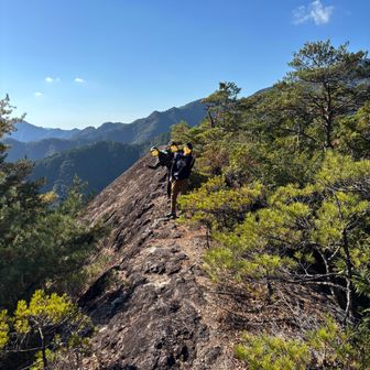 百畳岩。すんごい巨大な一枚岩。百畳よりもっとひろいだろうということで、三百畳岩に格上げです。