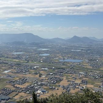 山頂から少し下りたところにある展望台から
山の傾斜が急なのか、足元から讃岐平野が広がっている感じがします。