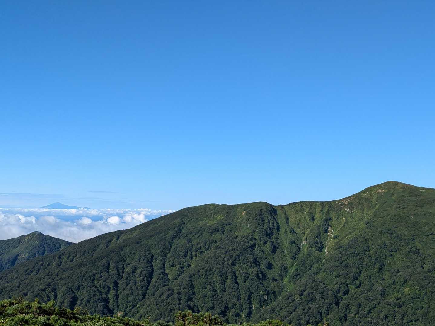 奥に鳥海山と和賀岳