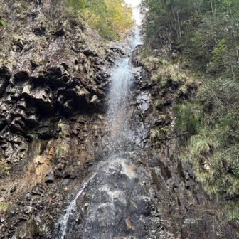 肉眼では見えてた最上部の一番奥の流れがスマホではボケてしまった
