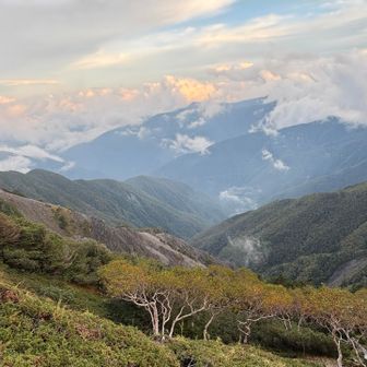 光岳小屋から大無間山方面