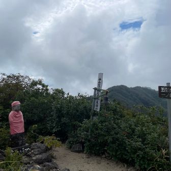 一ノ峰に到着⛰️雲の間から青空が垣間見れましたが、周囲の山々はガスガス☁️