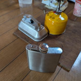寝袋を敷いて夕飯です。
Aさんがウイスキーを運んて来たのでお湯で割っていただきました