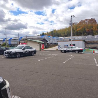 峰山公園第3駐車場
奥の車！きちんと駐車枠に止めなさい！