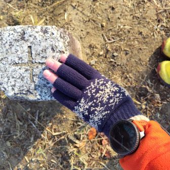 三重城山の頂上。三角点タッチ。

前回までモンベルのインナー手袋を使ってました。スマホ対応やったけど全然反応せずに、スマホ操作の都度手袋を外すのが面倒で、フィンガーレスの手袋を買った。近所の店で400円やけど優れもの。
(^-^)