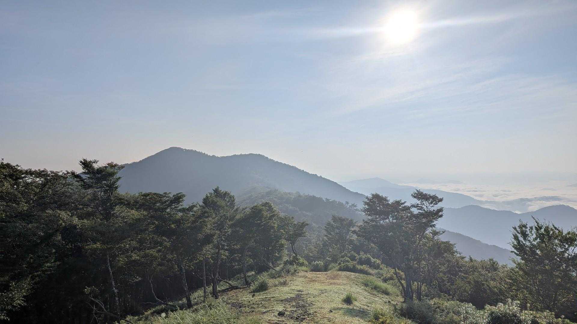 正面に牛首ノ峰⛰️右には雲海