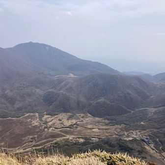 霞は取れず
山頂では大分の方と楽しいお喋りもあり。北峰下りのためにチェーンスパイクされてました！なるほど！