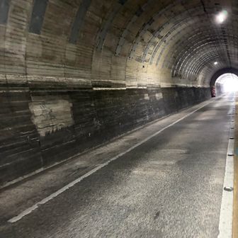 トンネルを抜けると駅が近い