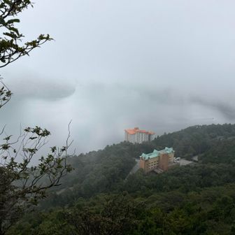 少し晴れてぼんやりと湖が確認出来ました