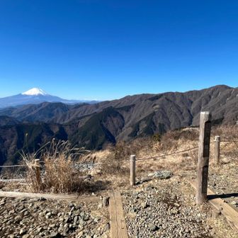 三ノ塔に到着✌️

これでケルベロスの頭を全てコンプリートしました🎉

写真では伝わりませんが、山頂は爆風で一瞬で体温が奪われてしまうため早々に下山します🏃‍➡️