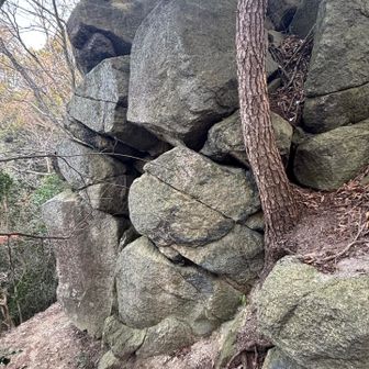 積んだかのような巨石群