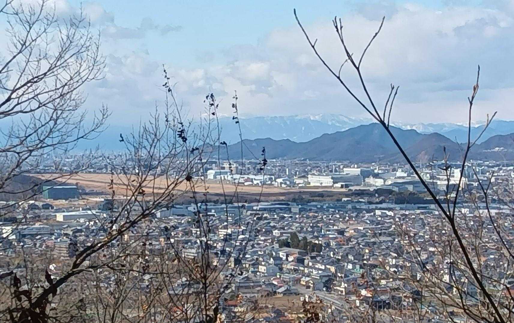 下山ルートの稜線上から、航空自衛隊岐阜基地の滑走路が望めます。
タイミングが良ければ、戦闘機🛬のタッチアンドゴーの訓練が見えるかも？