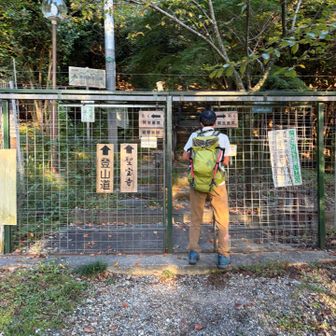 6時半に大貝戸登山口の駐車場に集合

いつもの花好きメンバーのうち、本日は二人で聖宝寺（裏道）ルートから登ります
師匠曰く「こちらのほうが断然面白い」とのこと