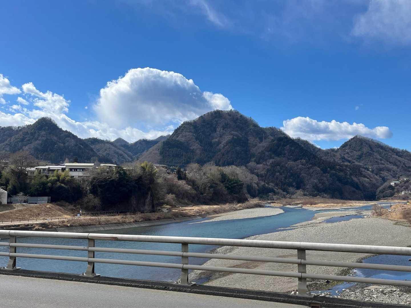 橋の上から御前山