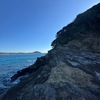 足を滑らせたら、冷たい海にドボン...

慎重に