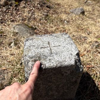 尾鈴山の三角点にタッチ。