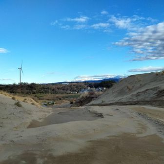 どうやらここは砂取り場のようで、現場の重機の音も鳴り出したりして⋯
そんな事よりバッテリーが20％を切ってしまって、地図確認もほどほどに、サッと引き上げる事にしました。