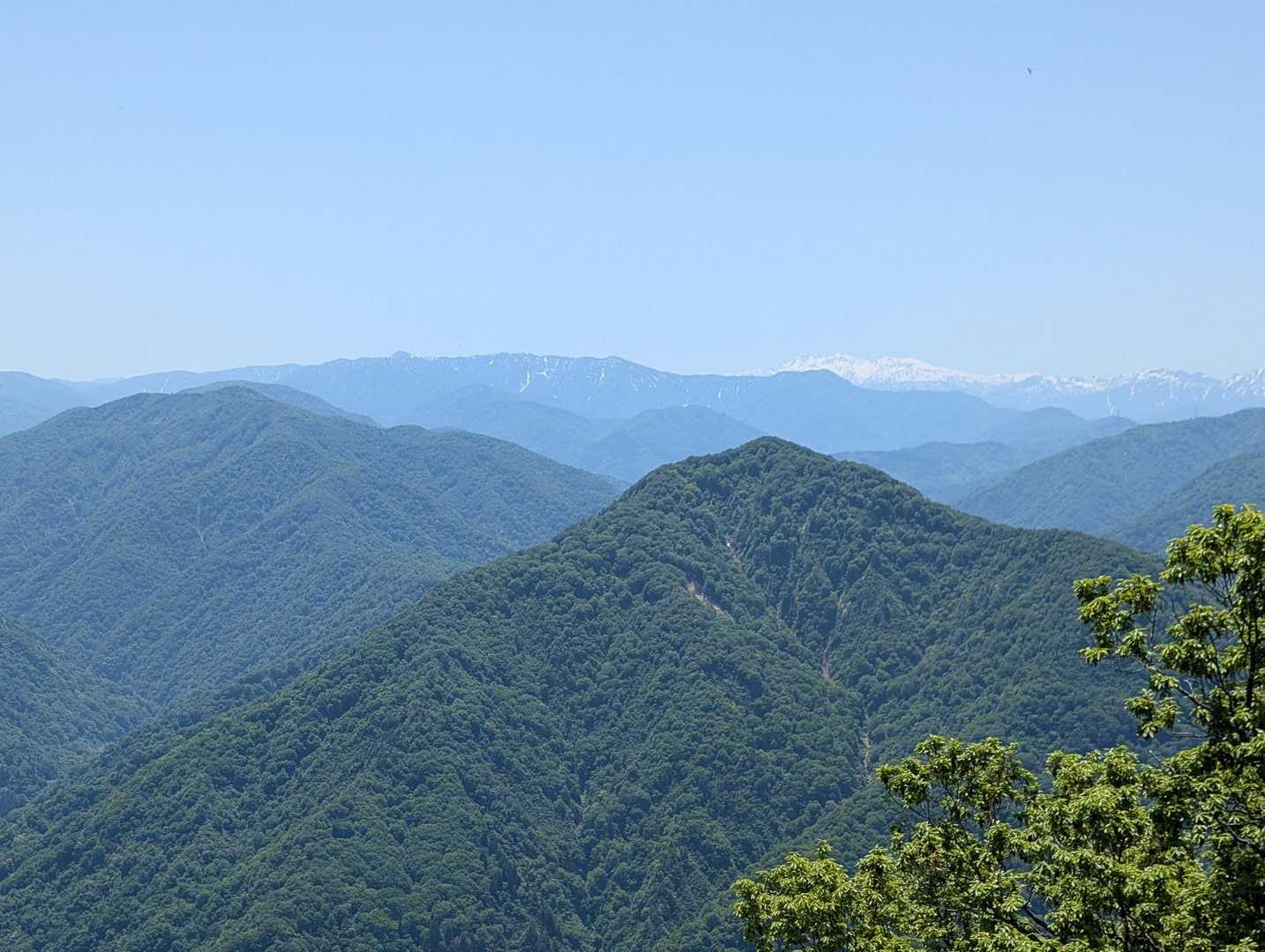 白山方面を眺める。