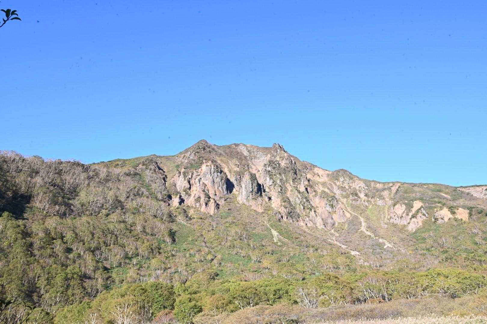 裏磐梯から見ると一段と荒々しい