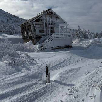 大岳ヒュッテ
避難小屋なのに、一階も二階のの出入り口が施錠されている様で、入れませでした😭

なので、本日は天気も良く、無風だったので、外のベンチで昼飯としました