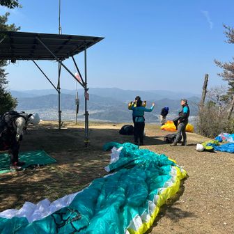 パラグライダーテイクオフ場です。
練習されている方がいらっしゃいました。