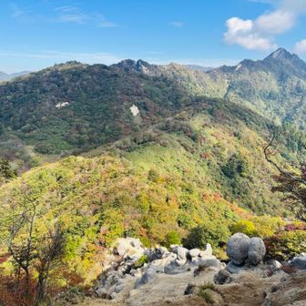 きのこ岩の向こうに鎌ヶ岳