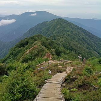 山頂から犬越路方面の好きな景色。高度感がすごい！