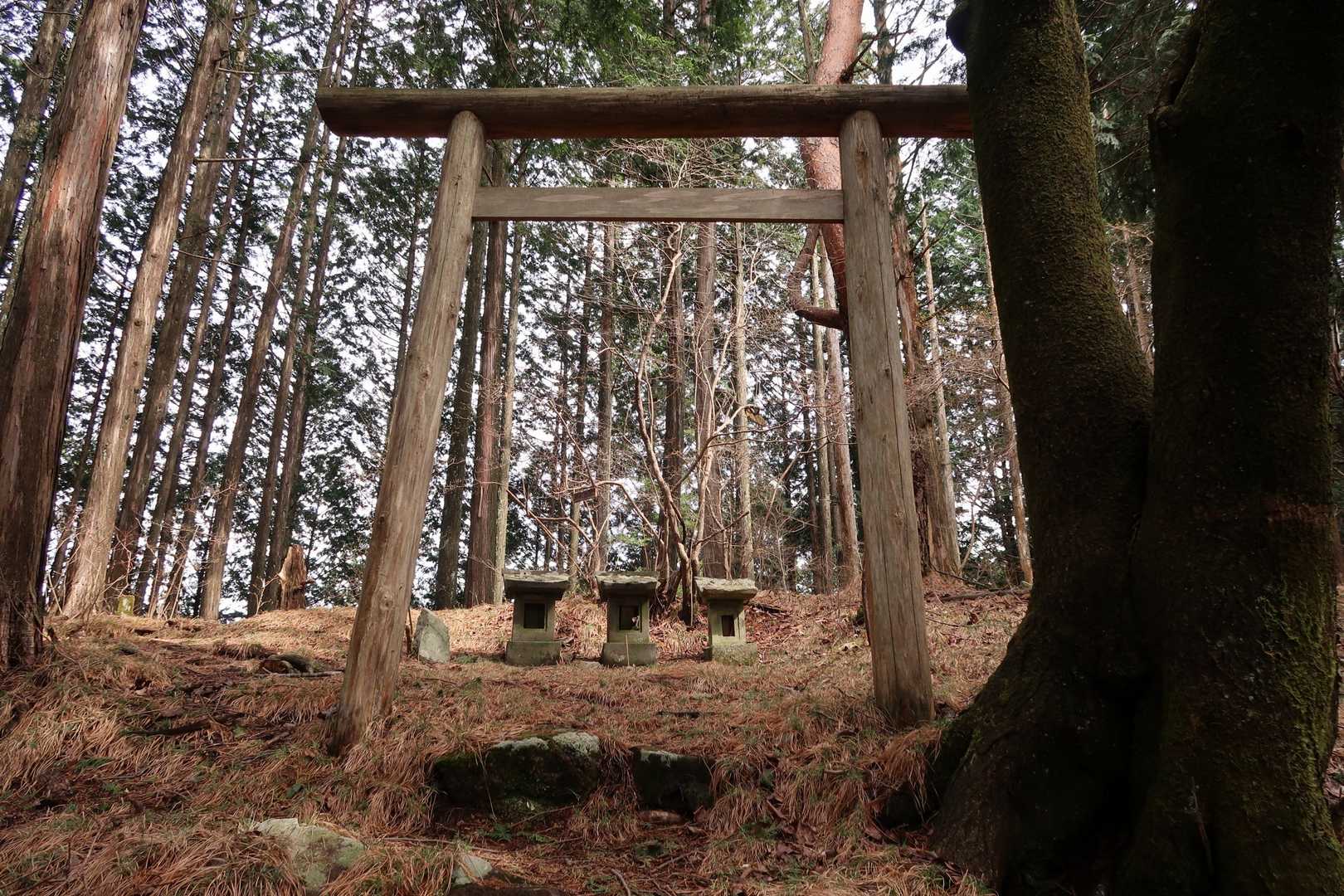 風雨雷山山頂。
風🌀、雨☔、雷⚡の三神を祀る石祠。
この辺りの集落の鎮守様らしい。😊