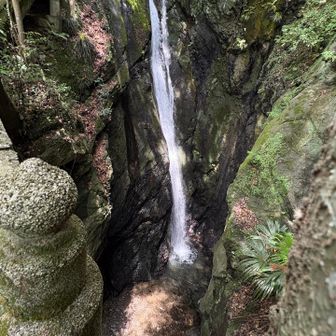 双竜の滝。流れの落ち口の上にコンクリートの建造物があって、ちょっと残念