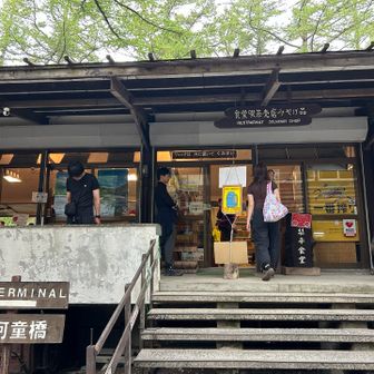 なお、小梨平食堂は夜営業が16-18時ですが、開店後にはなかなかの列。16時半には揚げ物が終了したり、我々が退店する頃にはラストオーダーというワードが聞こえてくるなど、利用には注意が必要です。早めにいきましょう。