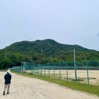 多目的グランド横の駐車場から、グランドに沿って登山口を目指す