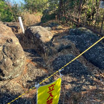 頂上東屋まで迂回路経由で約15分。
三角点は規制線の向こうにありました。