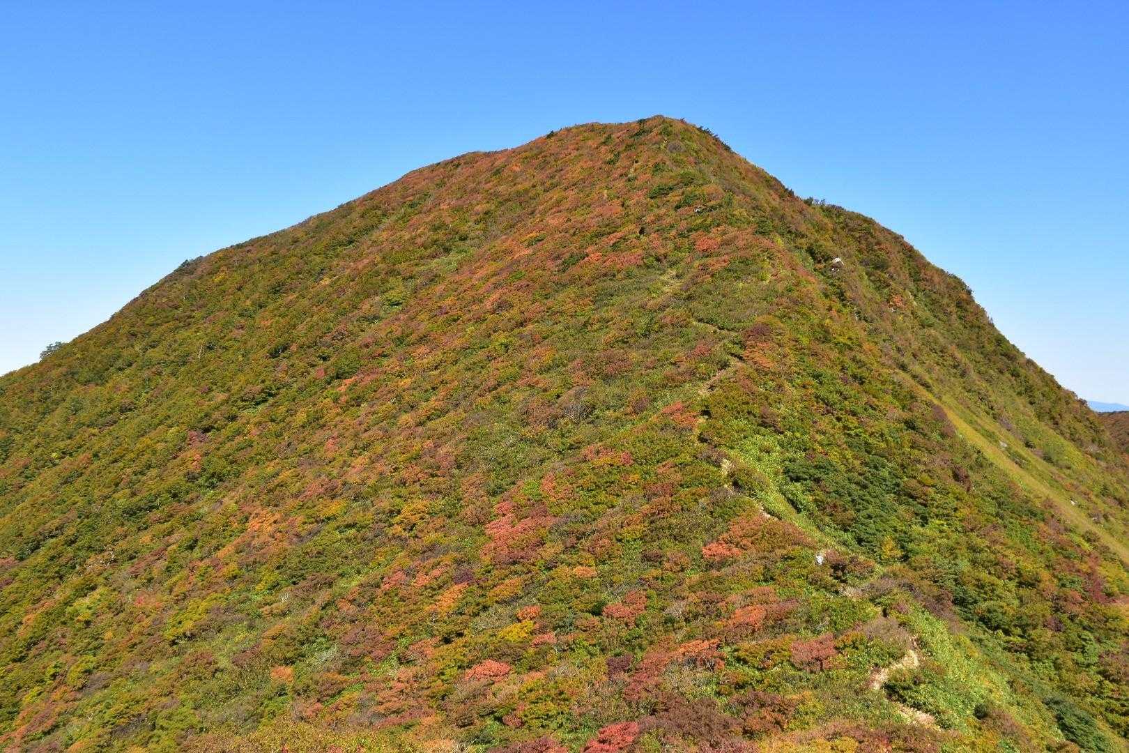 南側からの雁戸山
少し紅葉🍁している