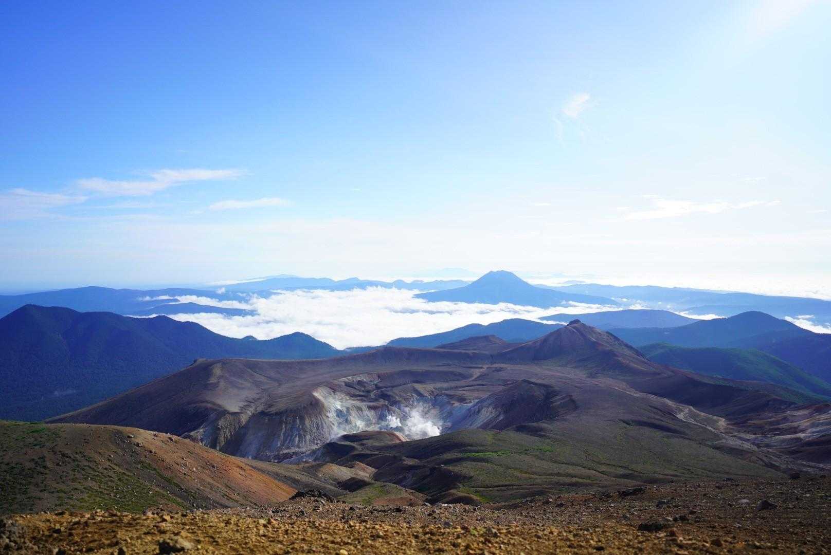 奥のポッコリ山が雄阿寒岳。
なんという絶景かな😳✨