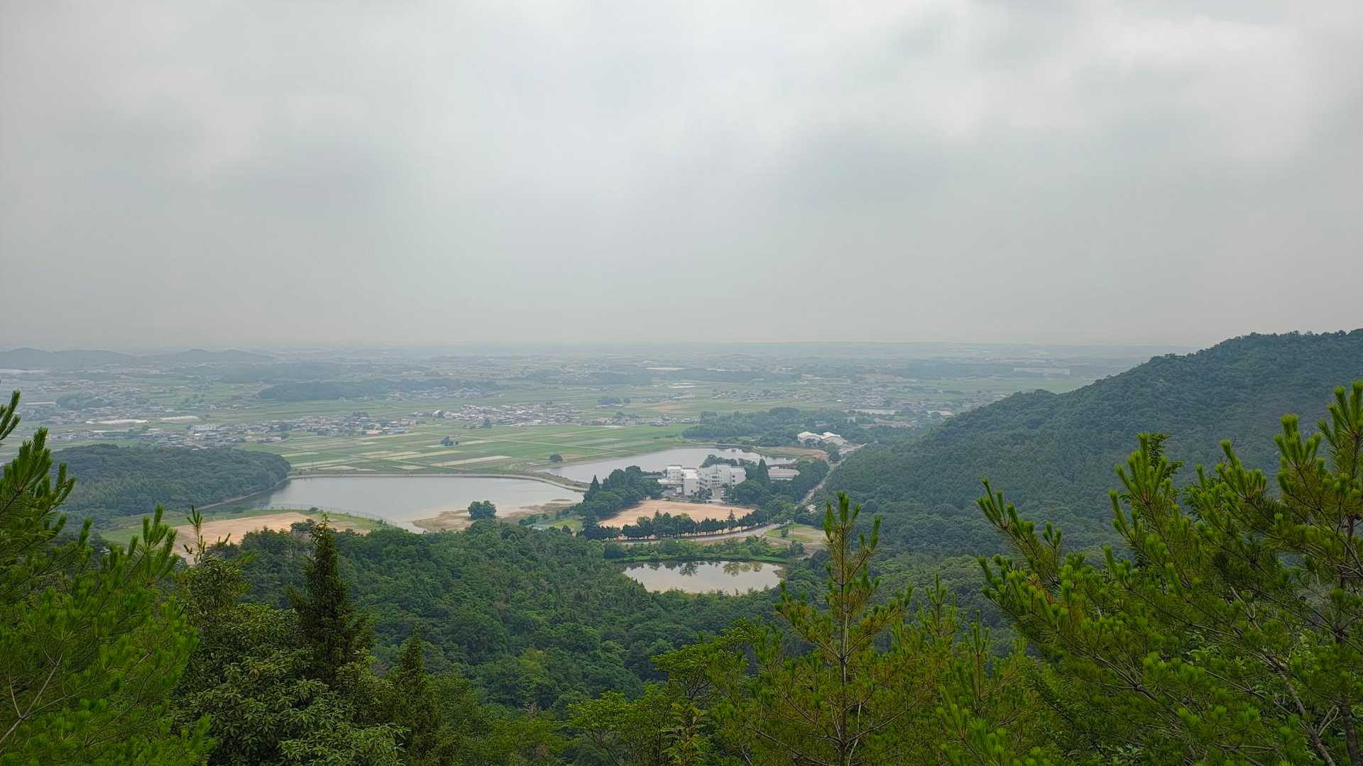 眼下に善防池と皿池😀加東市の方角ですが、今日は三草山とか見えませんね😀